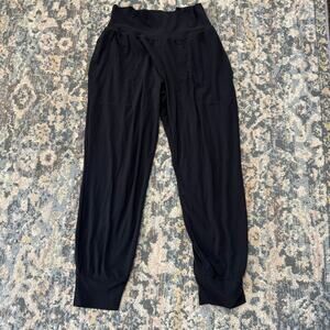 Athleta Salutation Jogger in Powervita- SP- Black